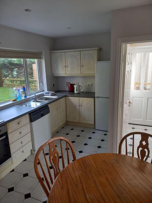 Large 4Bed Available Long-Term In Letterkenny Exterior foto